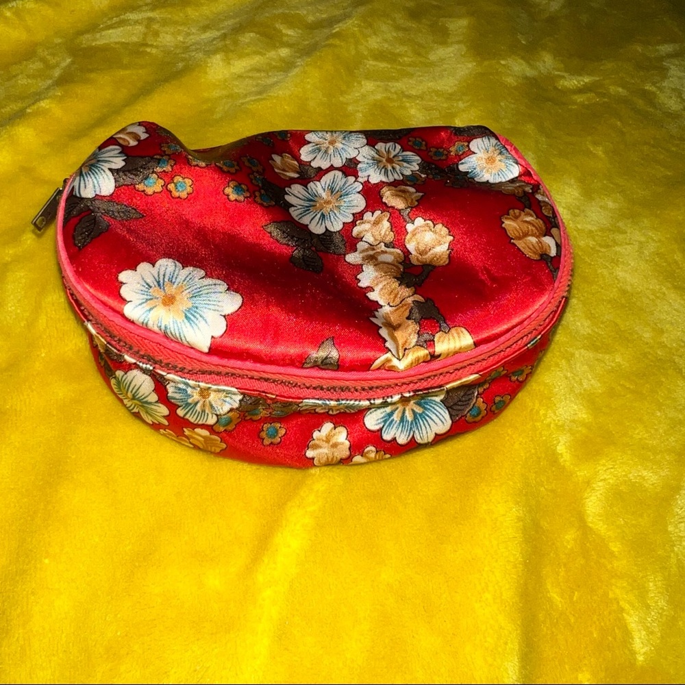 Vintage Celebrity Inc. New York Makeup Bag